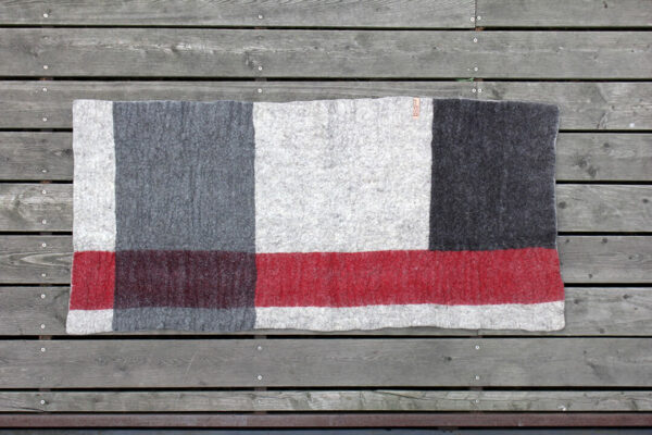 Decke Schafwolle grau rot schwarz leichter Teppich gefilzt deutsche Wolle