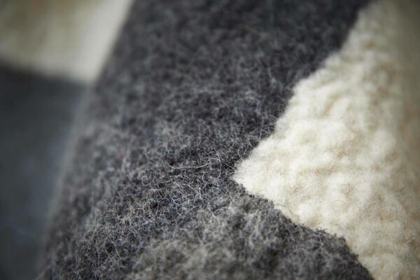 Decke Schafwolle naturweiß schwarz leichter Teppich gefilzt deutsche Wolle wendland michelle mohr wolle