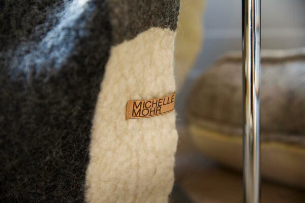 Decke Schafwolle naturweiß schwarz leichter Teppich gefilzt deutsche Wolle wendland michelle mohr logo