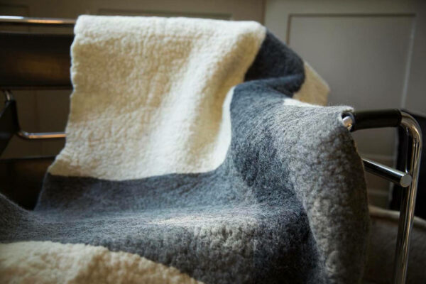 Decke Schafwolle naturweiß schwarz leichter Teppich gefilzt deutsche Wolle