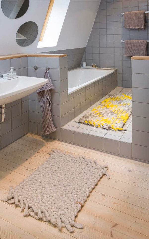 Teppich-schafwolle-gelb-grau-geknotet-schafwollteppich-wollteppich-wendland-michelle-mohr-geknotet-bad-badewolle
