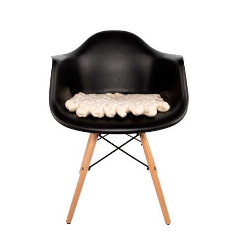 Eames Chair black Sitzkissen Stuhlkissen Schafwolle Wolle Michelle Mohr geknotet