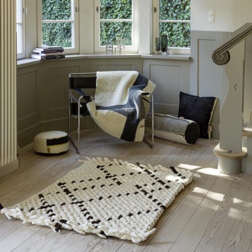 Teppich ungefärbte Schafwolle weiß schwarz geknotet Zimmer