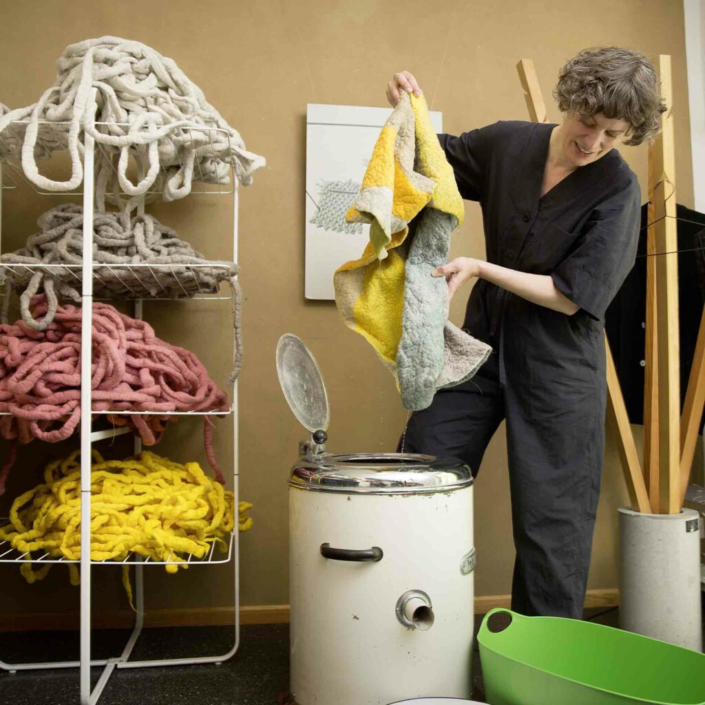 Michelle Mohr schafwolle Teppich wollteppich gelb naturfarbene ungefaerbte schafwolle knoten filz schleuder