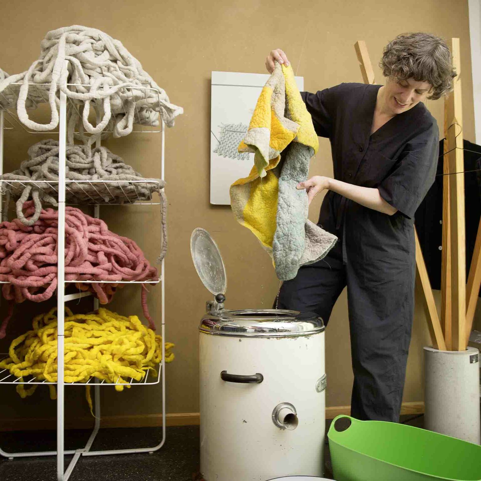 michelle-mohr-werkstatt-atelier-wendland-arbeitstisch-decke-teppich-aus-schafwolle-wolle-filz-filzkissen-bunt-farbig