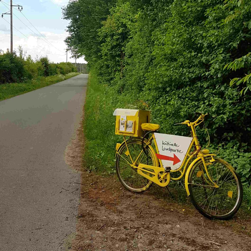 KLP Kulturelle Landpartie Wendland Hohenvolkfien Gohlau Michelle Mohr 2023 fahrrad gelb wegweiser