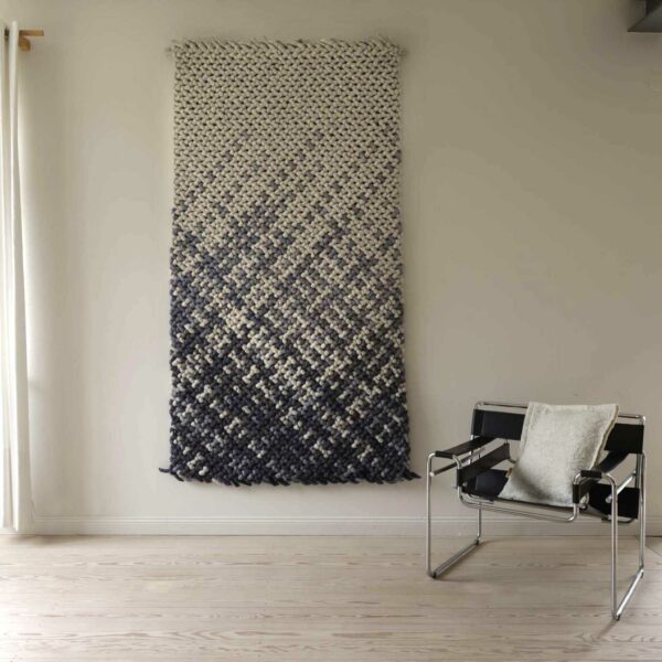 Teppich geknotet schafwolle mit Farbverlauf graublau hellgrau Wand Sessel
