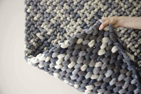 Teppich geknotet schafwolle mit Farbverlauf graublau hellgrau Detail