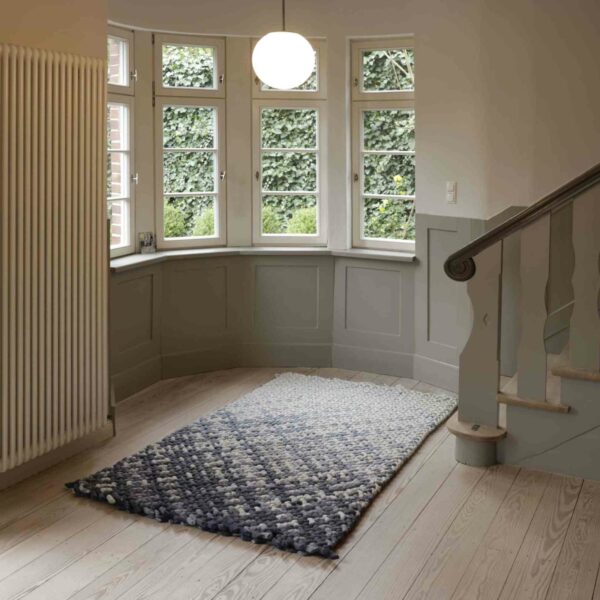 Teppich geknotet schafwolle mit Farbverlauf graublau hellgrau Boden treppe