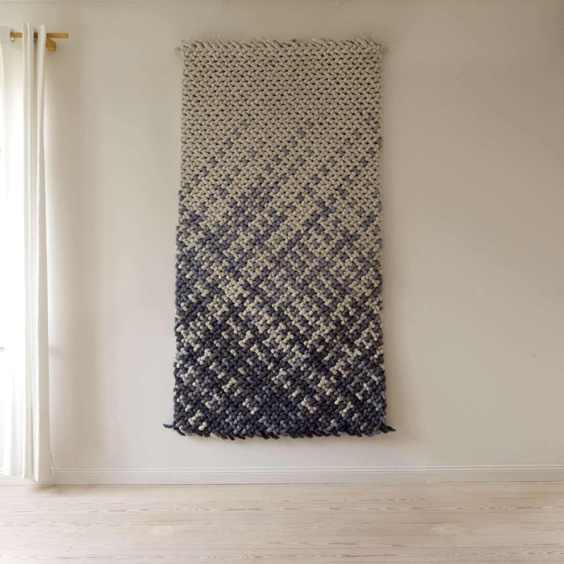 Teppich geknotet schafwolle mit Farbverlauf graublau hellgrau Wand